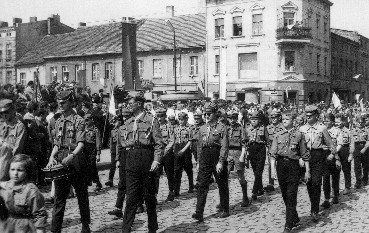 2. WDH w pochodzie pierwszomajowym w 1961 r. Prowadz� dru�yn� przyboczni Tadeusz Jawgiel i Andrzej Staszak.