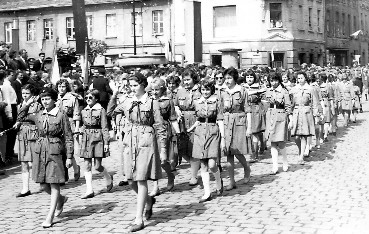 Poch�d pierwszomajowy w 1961 r.. Prowadz� przyboczne: Teresa Pi�tek i Leokadia Szwajca