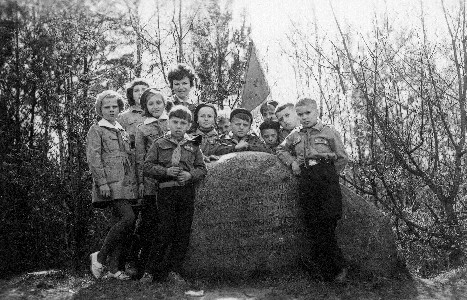 Zuchy z dru�yny "Jacka i Agatki" przy g�azie w Wielkopolskim Parku Narodowym - rajd w dniu 22 kwietnia 1967 r.